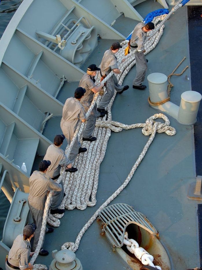 Ship hands heave in HMAS Success lines
