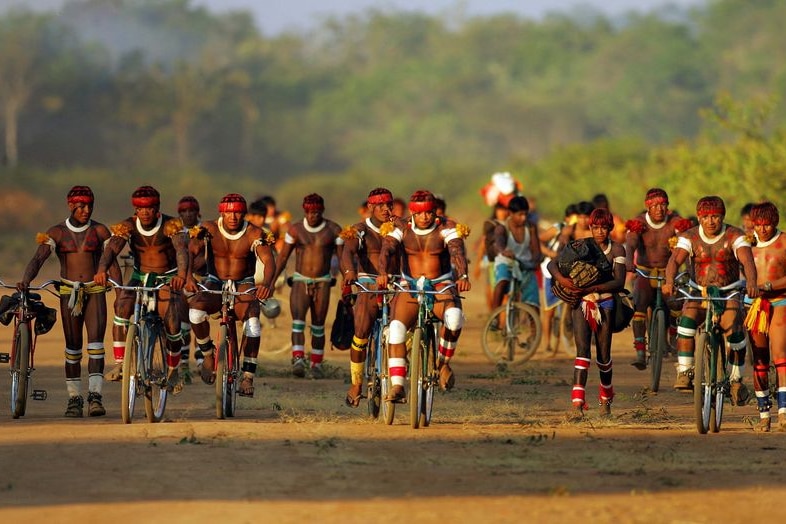 Índios Avadi brasileiros vêm de bicicleta