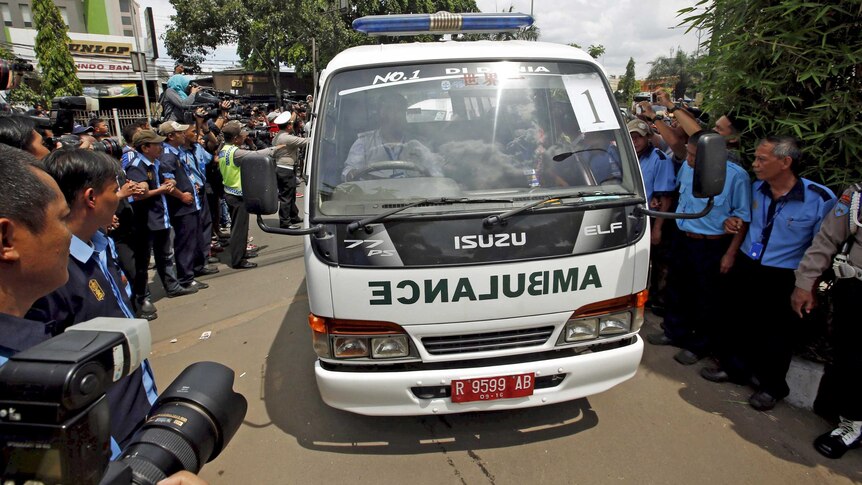 An ambulance carrying either Andrew Chan or Myuran Sukumaran's body arrives at a funeral home in Jakarta