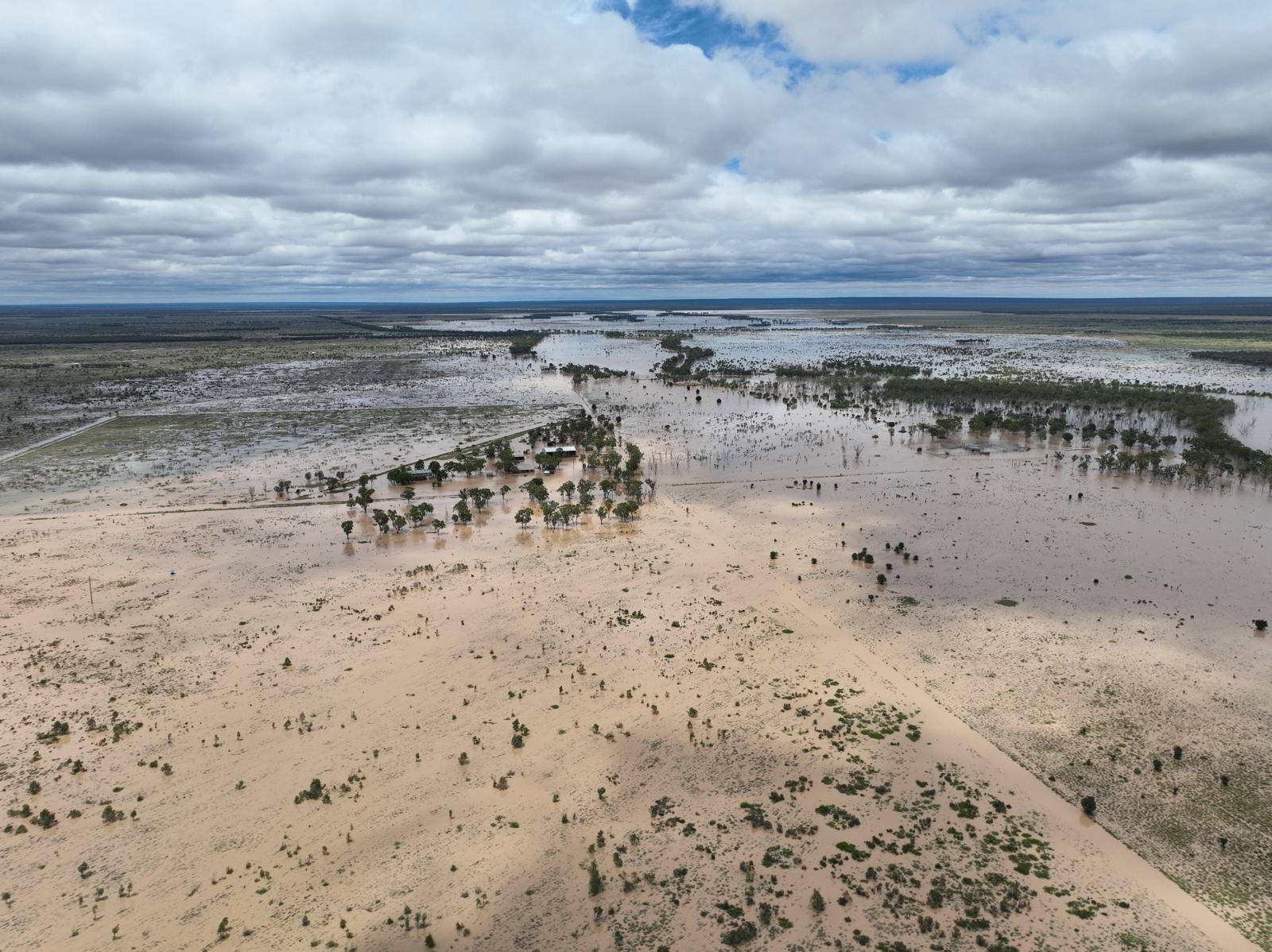Una vista aérea de una estación rodeada por agua de inundación de color marrón.