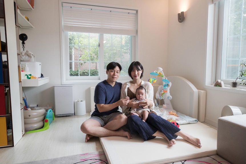 Cho Hye-shin and Yim Ji-sun(mother) with their baby which sits on their lap