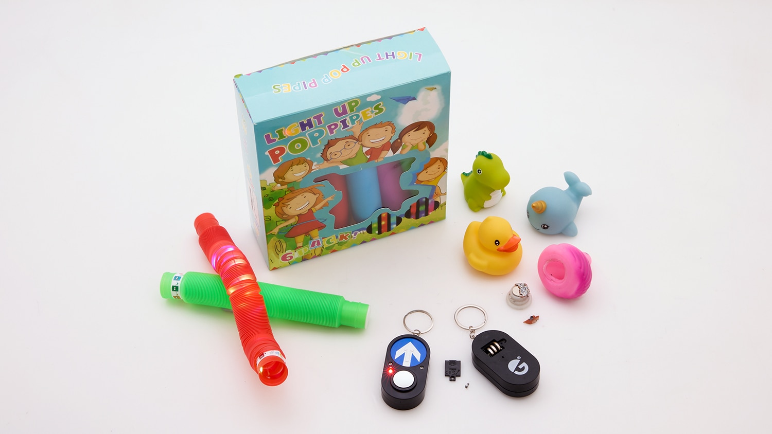 Brinquedos de banho de borracha, tubos de plástico flexíveis e chaveiro. 