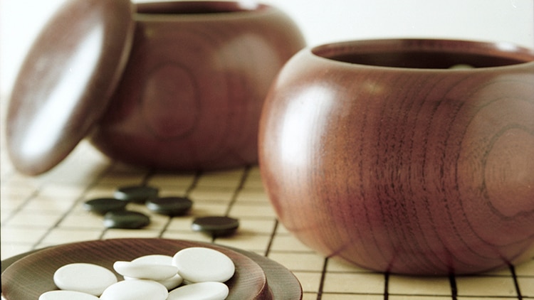 Single-convex stones and bowls made of jujube wood, used to play Go.