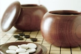 Single-convex stones and bowls made of jujube wood, used to play Go.