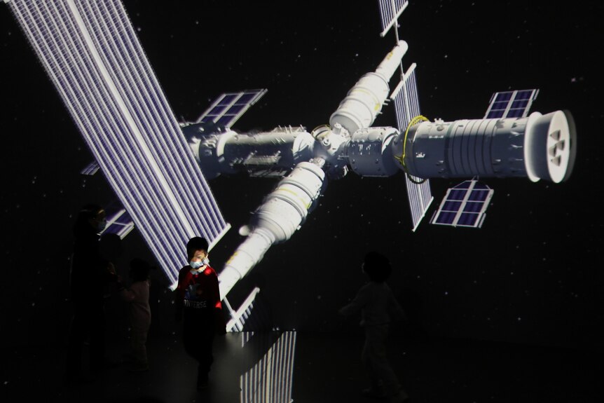 一个巨大的屏幕在北京的一个展览中展示了中国天河空间站的图像。