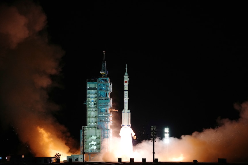     Запуск пилотируемого космического корабля с космодрома Цзюцюань.