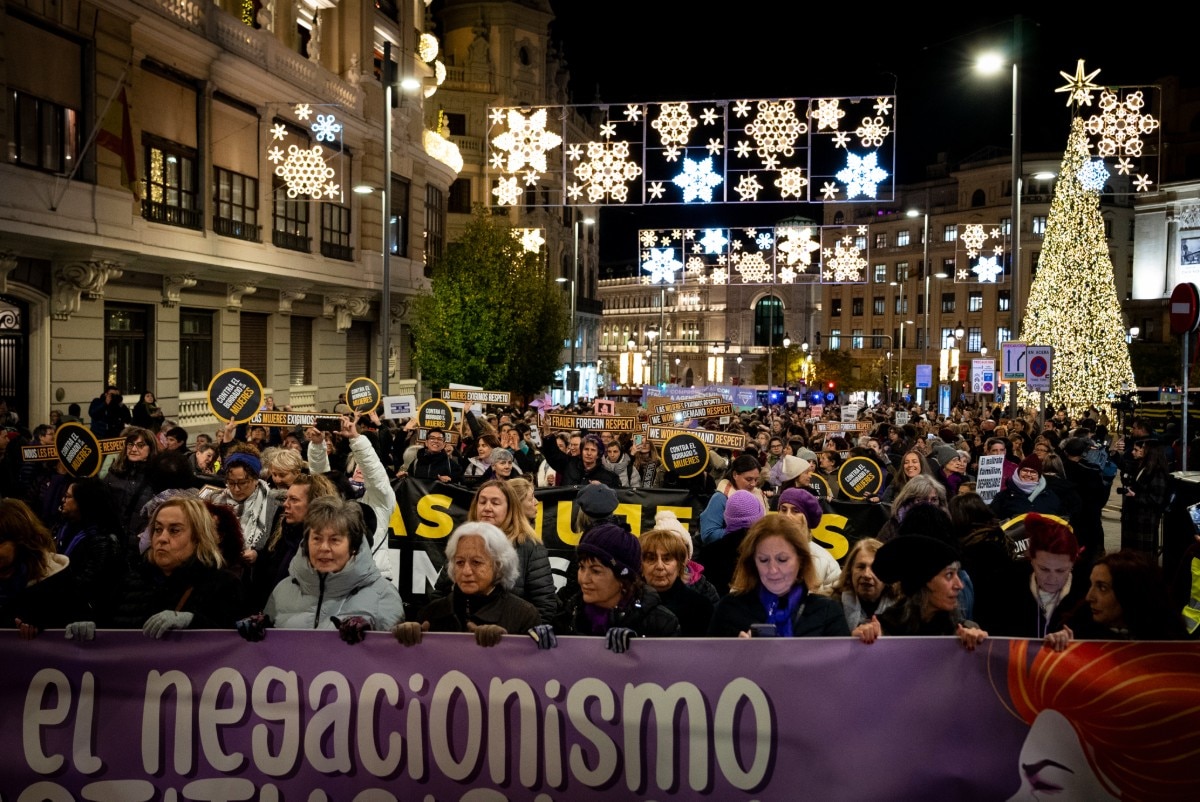 Uma grande multidão de pessoas, principalmente mulheres, andando pela rua.