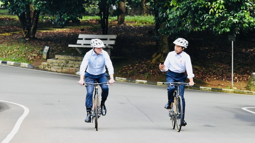 PM ANthony Albanese and Pres Joko Widodo ride bicycles around the Bogor State Palace