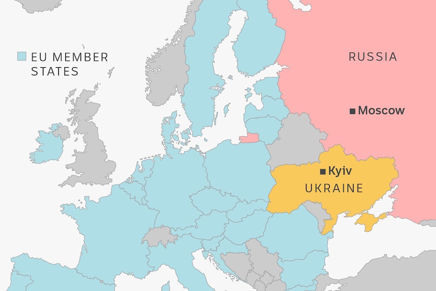 Un mapa destaca Kyiv en Ucrania, Moscú en Rusia, y muestra a Ucrania rodeada de naciones miembros sombreadas en azul (UE)