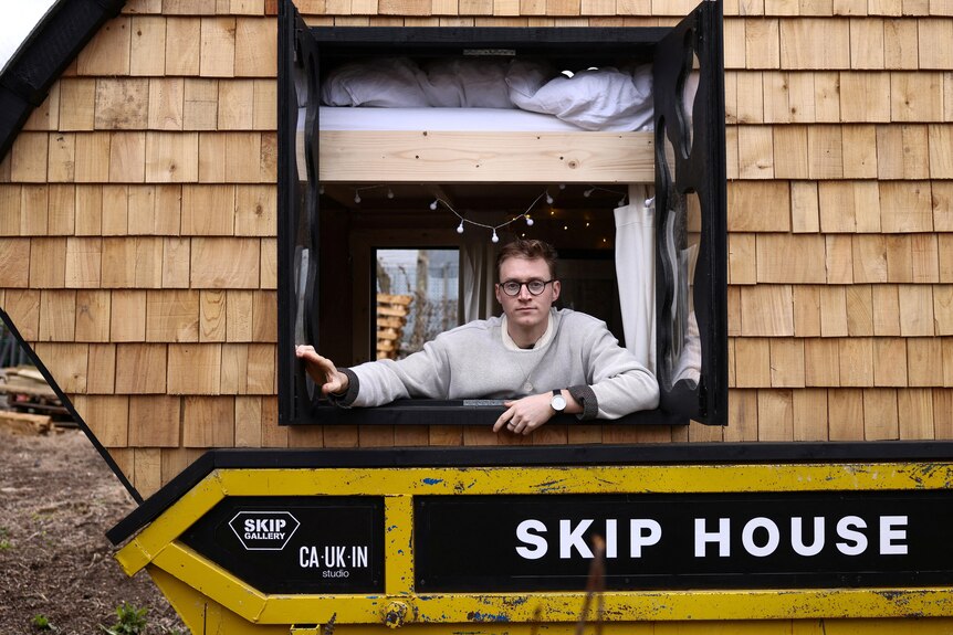 Cost of living: Artist living in converted skip in Bermondsey - BBC News
