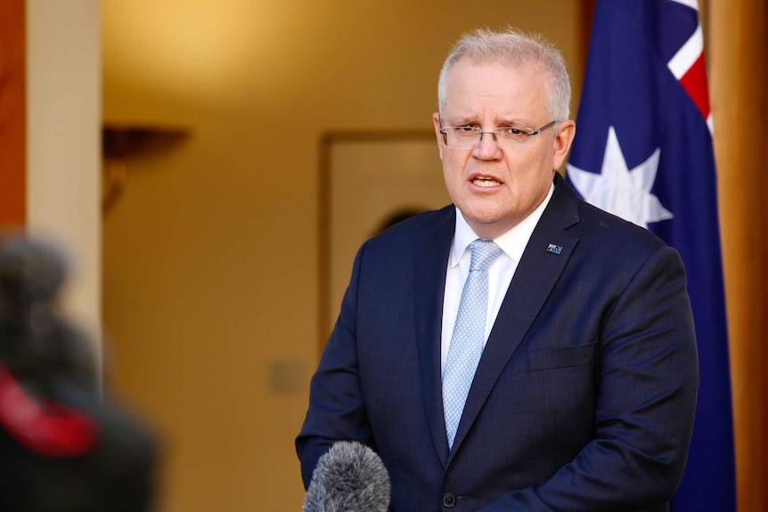 El primer ministro Scott Morrison habla en el patio del primer ministro.