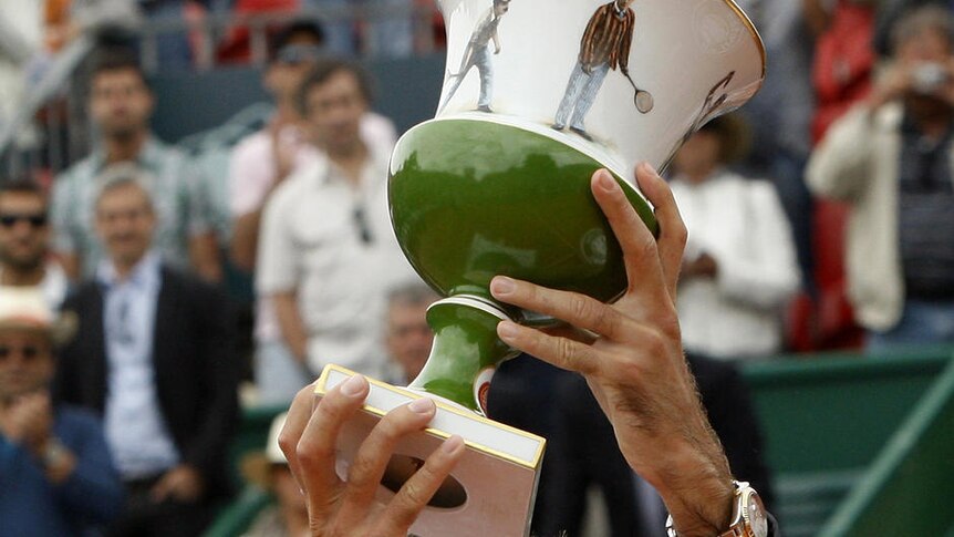Juan Martin del Potro won his first tournament on clay in nearly two years, beating Fernando Verdasco in straight sets.