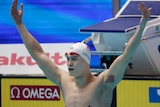 中国游泳运动员孙杨在2019年赢得一场比赛后举起双臂庆祝。