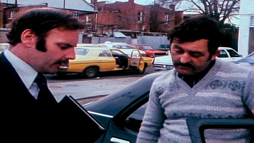 A homicide detective speaks with a Melbourne taxi driver in 1980.