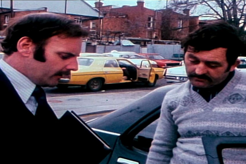 A homicide detective speaks with a Melbourne taxi driver in 1980.