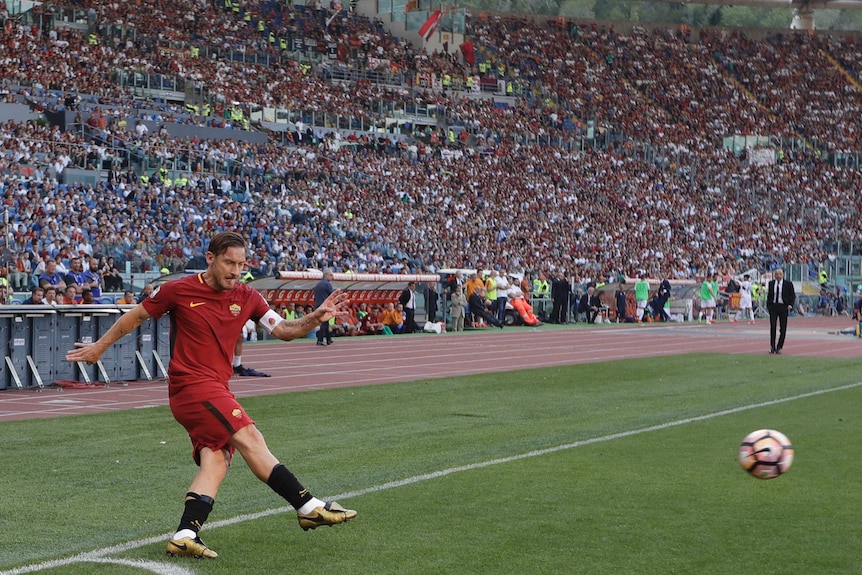 Francesco Totti whips in a corner for Roma