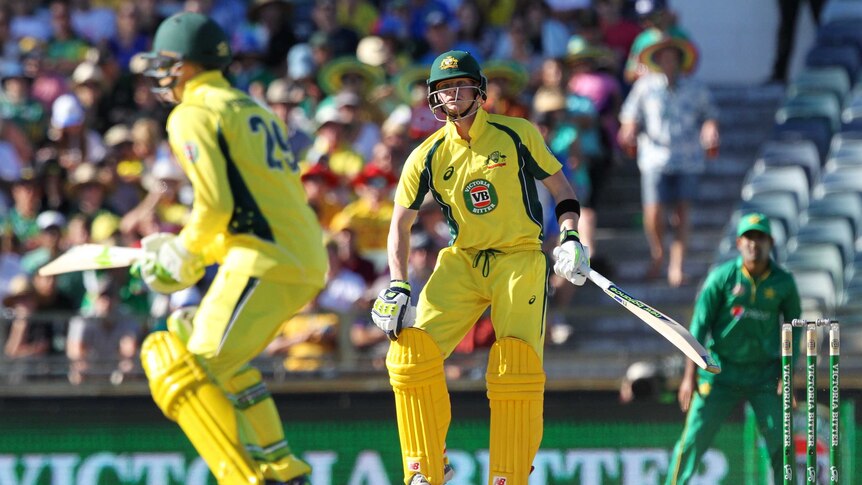 Steve Smith and Peter Handscomb in the middle in the third ODI