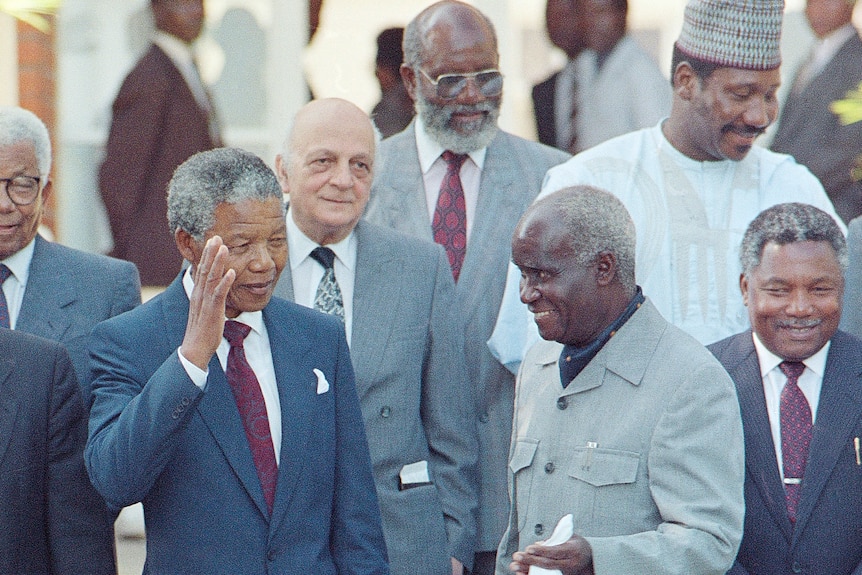 Nelson Mandela i Kenneth Kaunda pozują razem, uśmiechając się. 