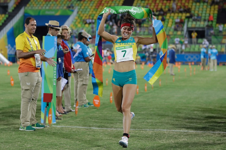 Chloe Esposito célèbre sa victoire au pentathlon