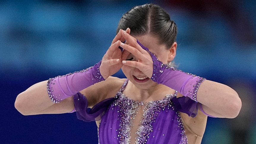 Kamila Valieva mène le ROC 1-2 dans le programme court de patinage artistique féminin après une controverse sur le dopage