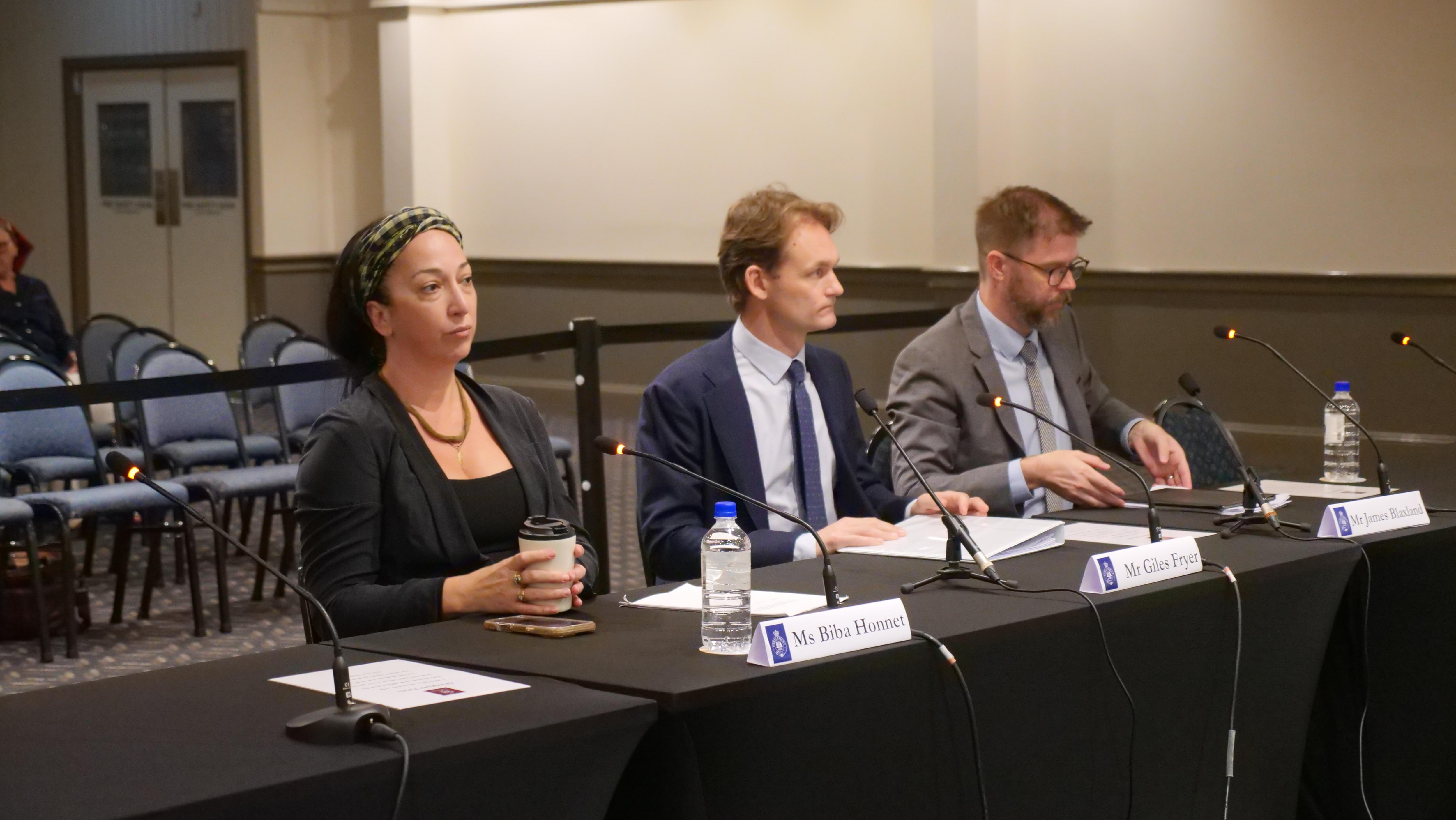 Los abogados de Legal Aid NSW Giles Fryer y James Blaxland con Biba Honnet