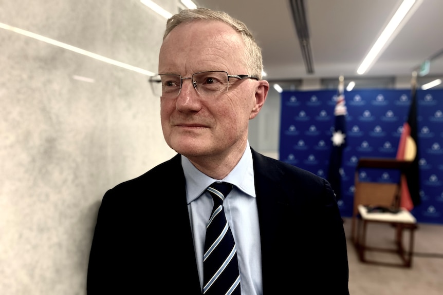 Le gouverneur de la Banque de réserve, Philip Lowe, après une conférence de presse au siège social de la RBA à Sydney.