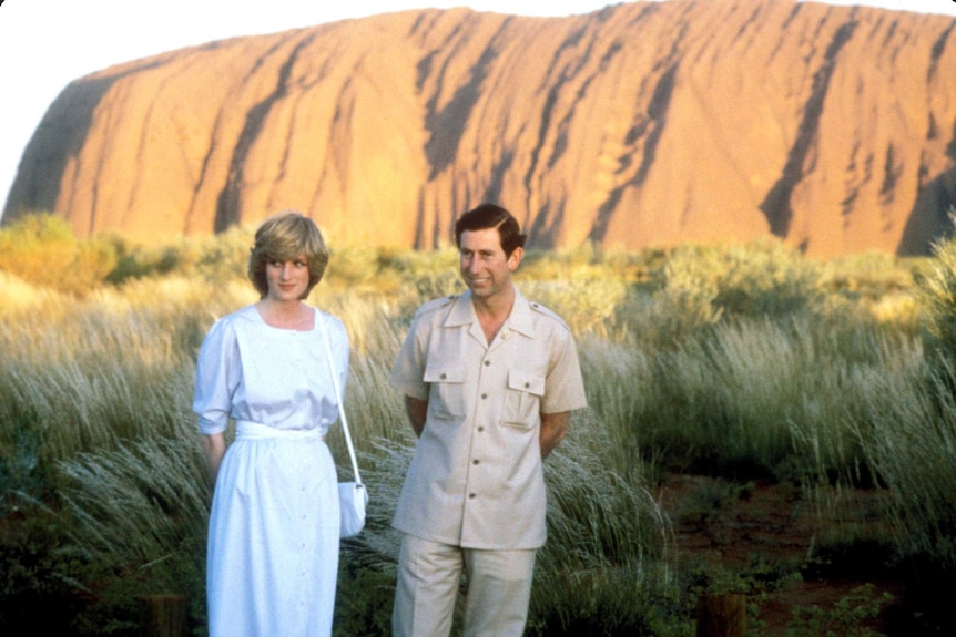 Prince Charles and Princess Diana pose for photos with Uluru as a backdrop.