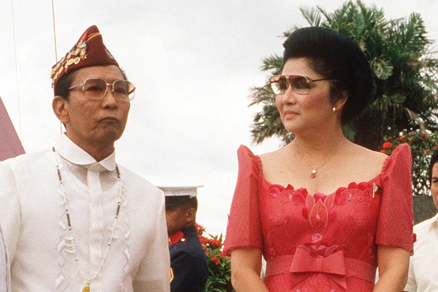 费迪南德·马科斯 (Ferdinand Marcos) 和伊梅尔达·马科斯 (Imelda Marcos) 身穿奢华的落地紫红色礼服