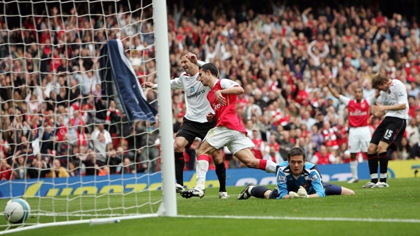 Arsenal striker Robin van Persie scores the winner against Sunderland