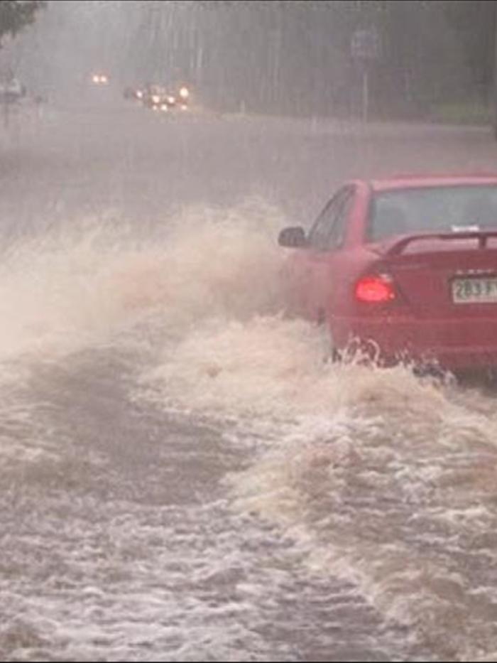 Floods, landslide as rain soaks Sunshine Coast - ABC News