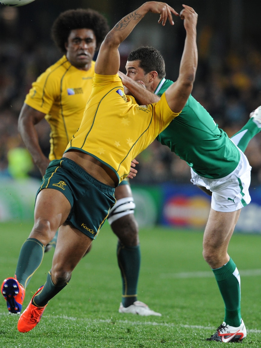 Tight tussle ... Kurtley Beale is tackled high by Irish counterpart Rob Kearney (Gabriel Bouys: AFP)