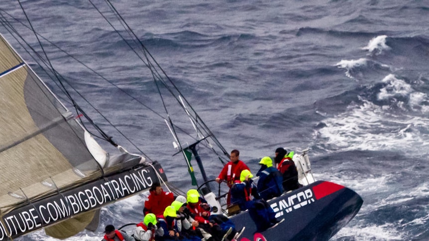 YuuZoo loses two crew members overboard before retiring from the Sydney to Hobart.