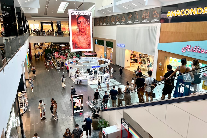 Compradores navideños en el centro comercial Chermside en el lado norte de Brisbane