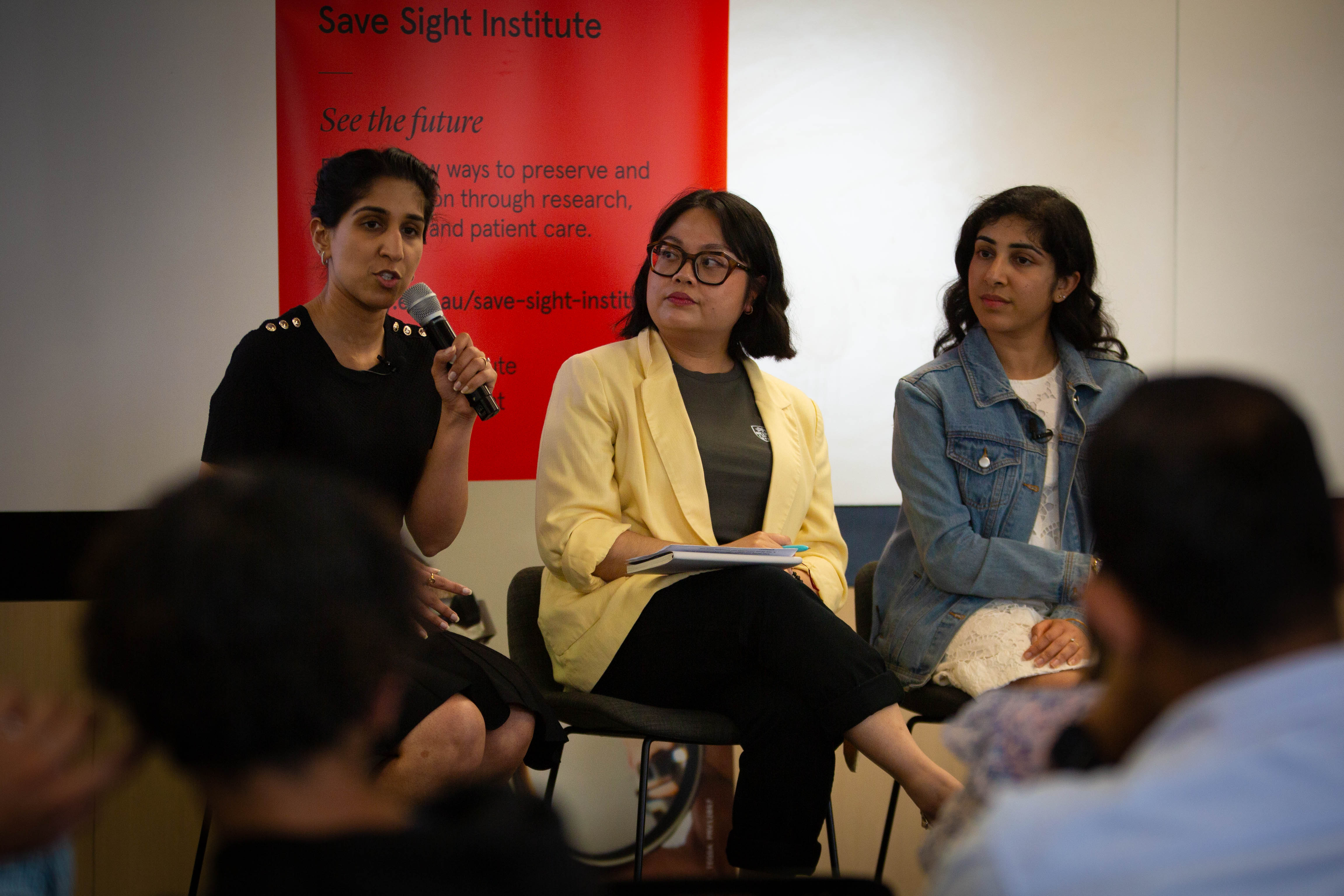 Tres mujeres sentadas frente a una audiencia, una de ellas sostiene un micrófono.ABC 