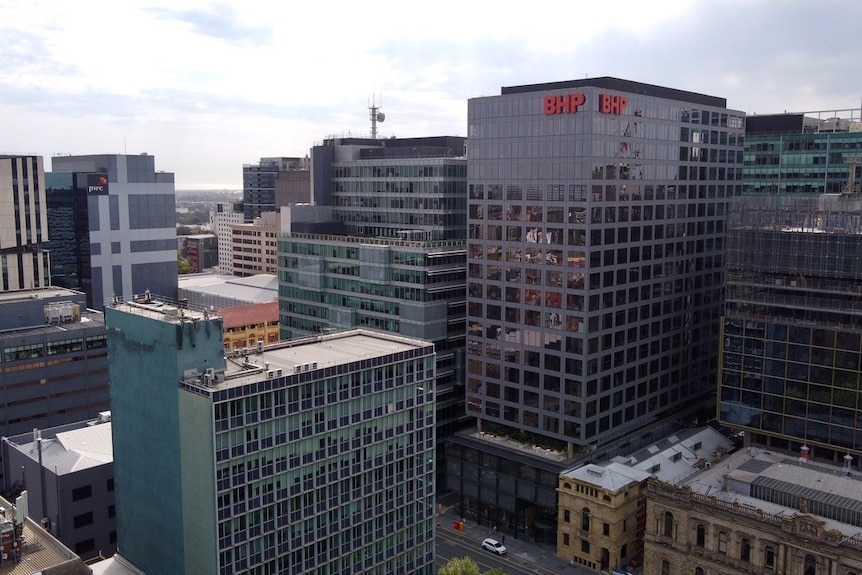 Una toma de drone del CBD de Adelaide, observando varios edificios de la ciudad.
