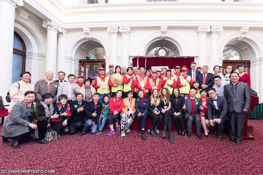 林美丰议员和华人社区成员在维州议会大厦合影。