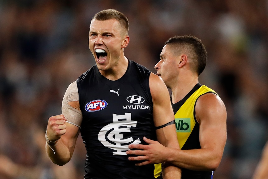 Patrick Cripps pompe son poing pour célébrer à proximité d'un joueur de Richmond