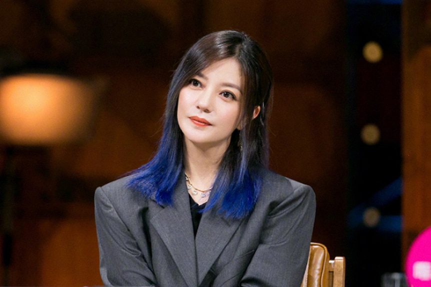 "How to Achieve an Inverted Bob with Dyed Blue Hair" - wide 8