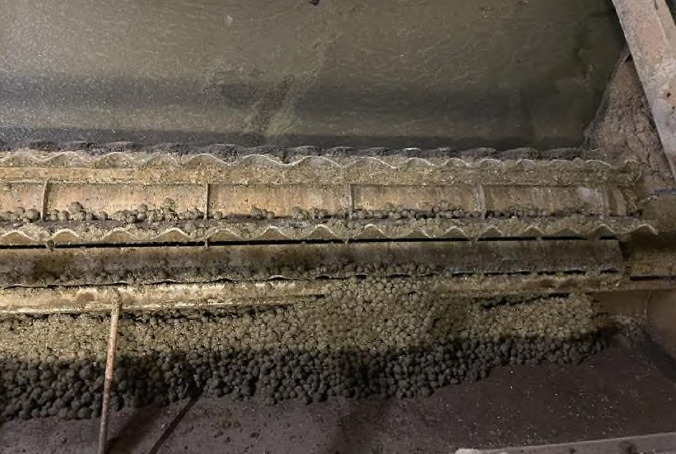 Centenas de bolas de detritos.