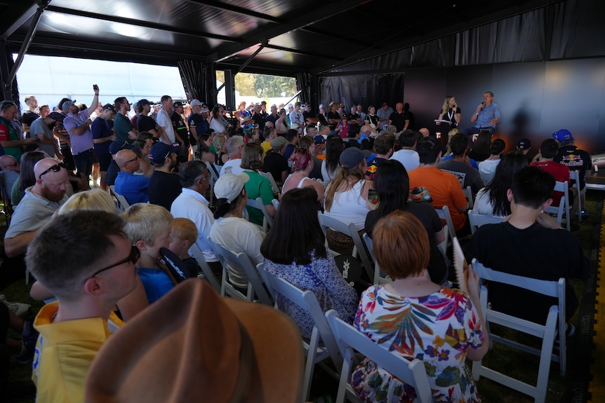 冈瑟·施泰纳在阿德莱德赛车节上向人群发表讲话。