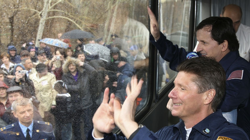 Padalka and Simonyi say goodbye before take-off