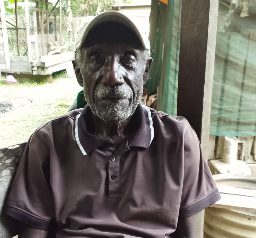 Un terrateniente de Bougainville posa para la cámara con cara seria.