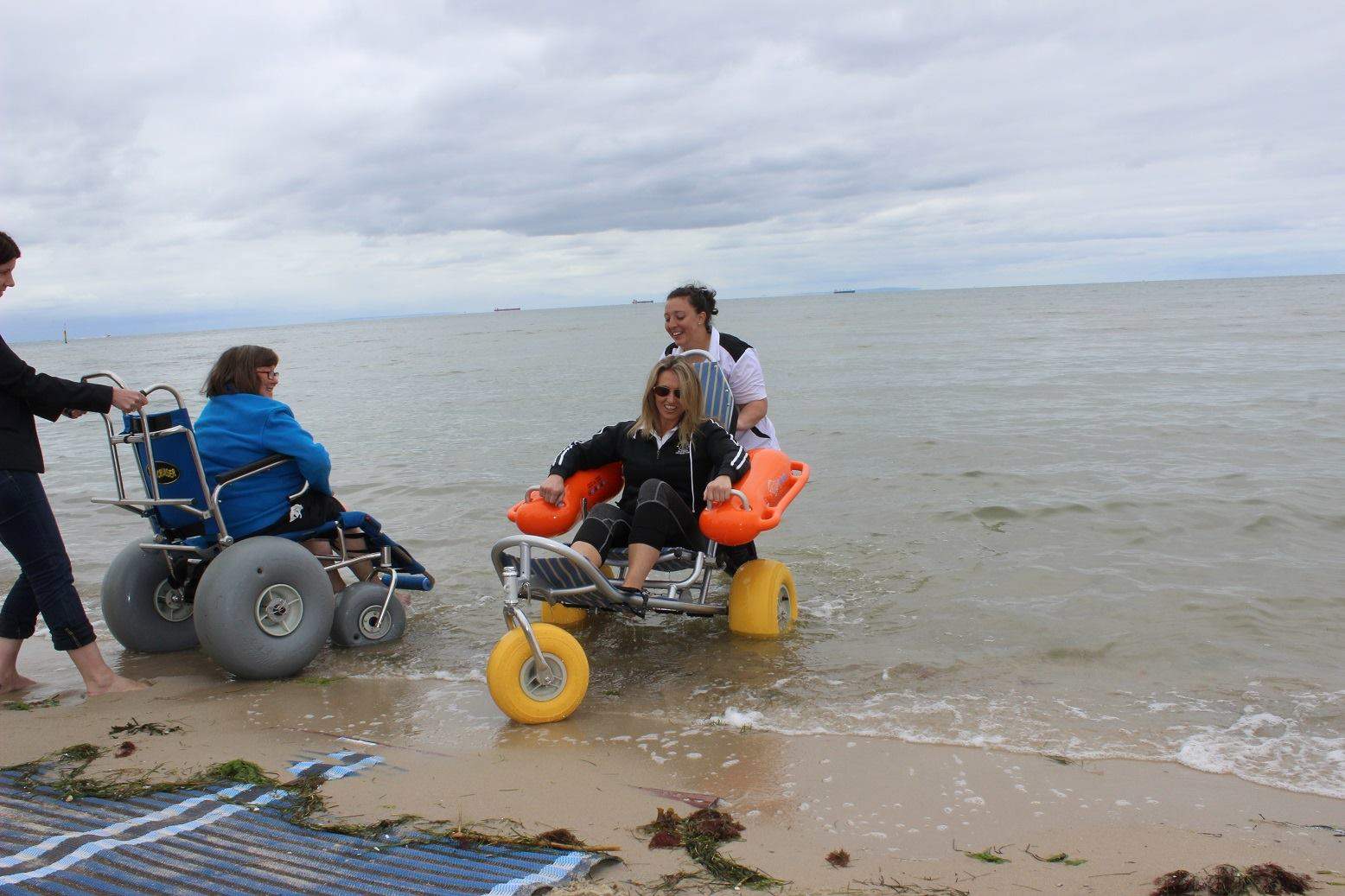 Water wheelchairs, mobility mats now available at Williamstown and Altona beaches ABC News