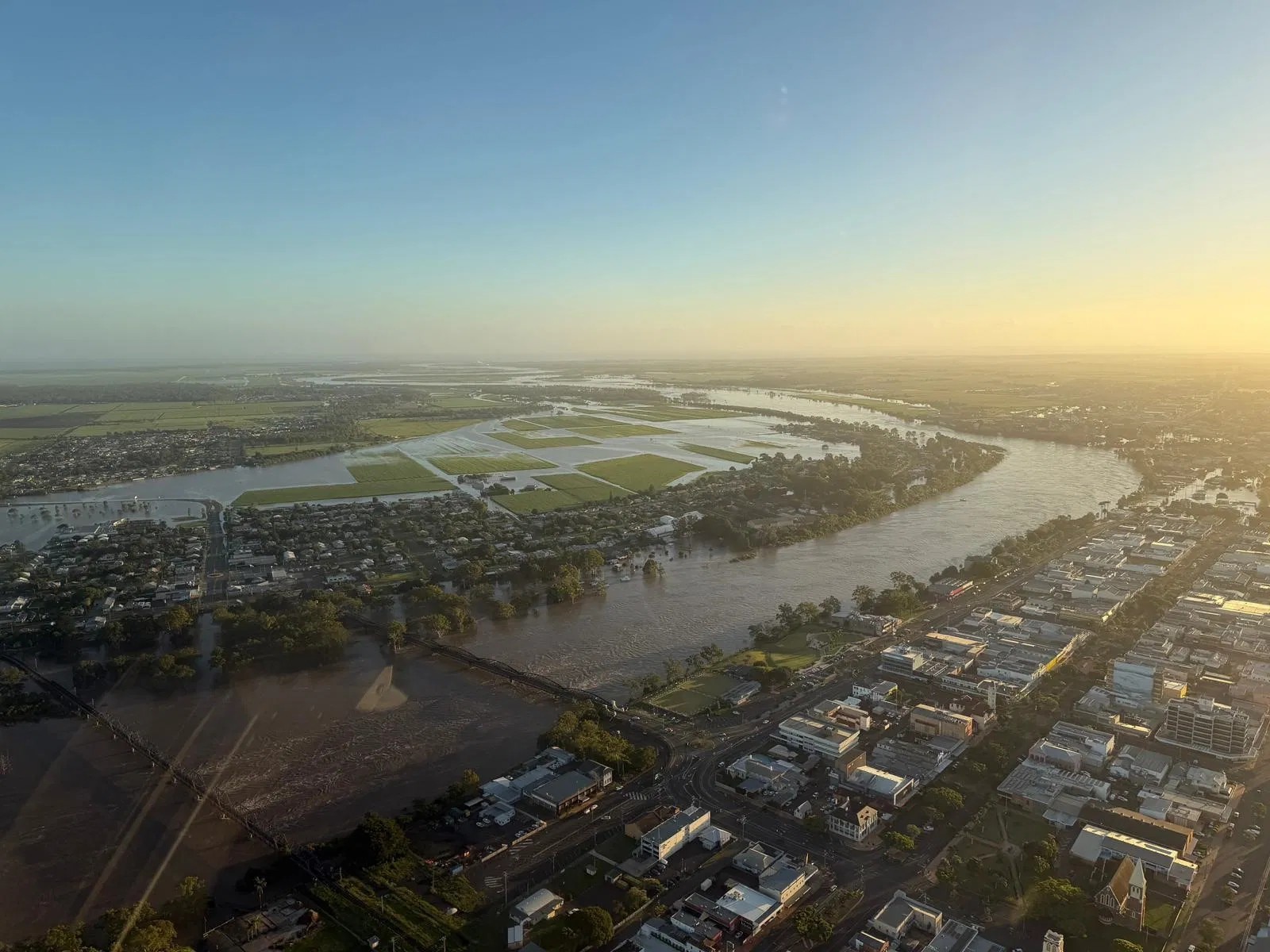 Bundaberg residents brace as floodwater from Burnett River expected to peak this morning