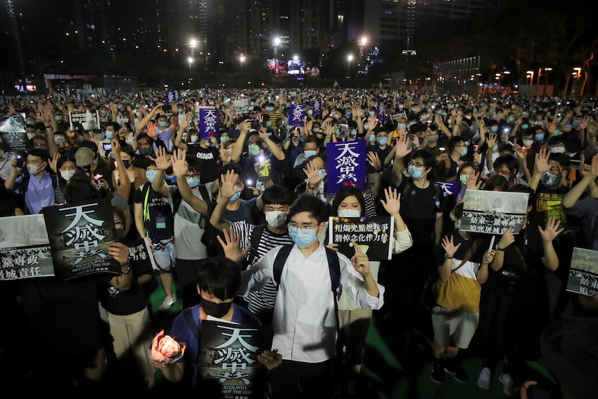 香港市民集会，举着“5+1”的手势和相关标语。