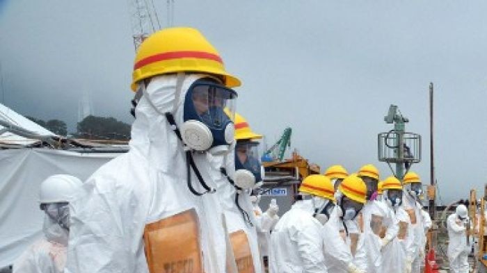 Nuclear experts inspect Fukushima nuclear plant in early August, 2013