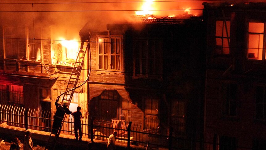 Firemen battle a blaze in the Sultanahmet district of Istanbul
