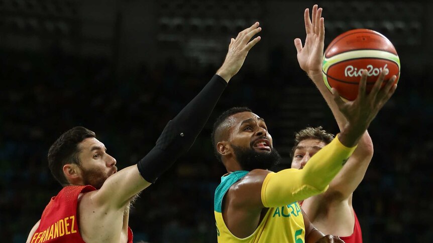 Patty Mills goes to the basket against Spain