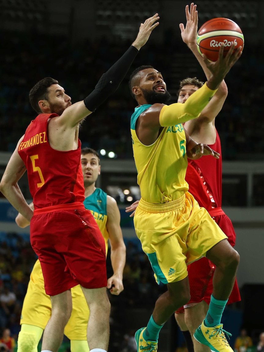 Patty Mills goes to the basket against Spain