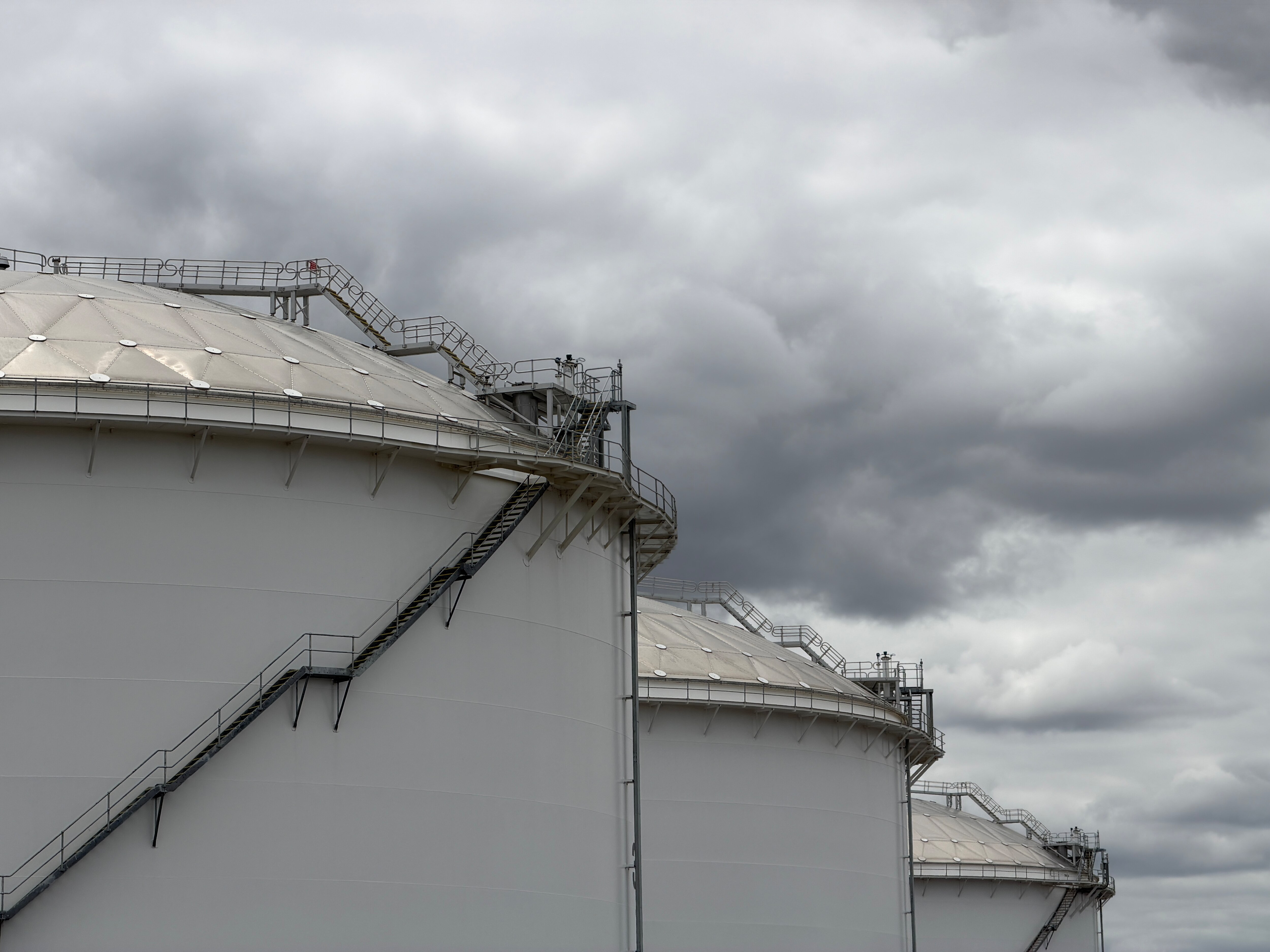 Grandes tanques en una refinería de petróleo.